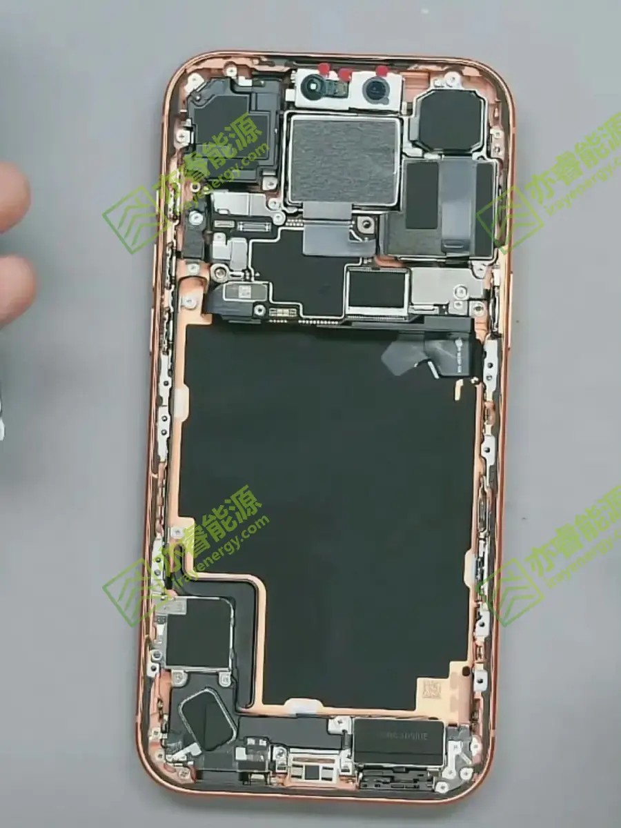 iPhone 17 battery compartment